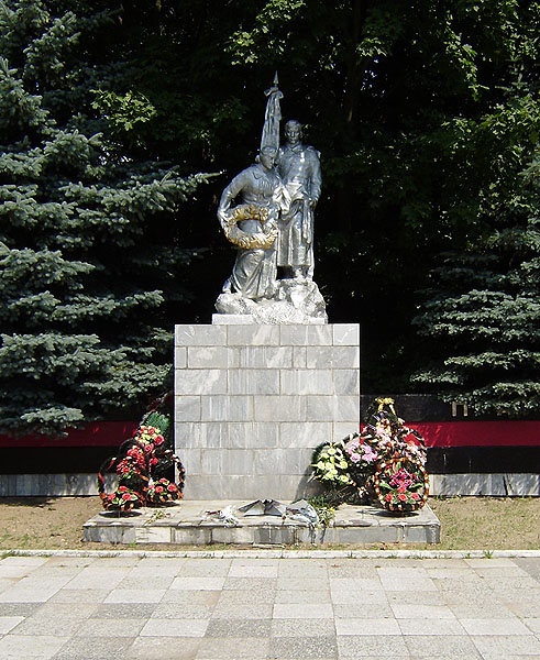 Шумячи смоленская. Шумячи памятники. Братская могила поселок Шумячи.