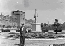 Памятник И.В. Сталину на площади имени Смирнова